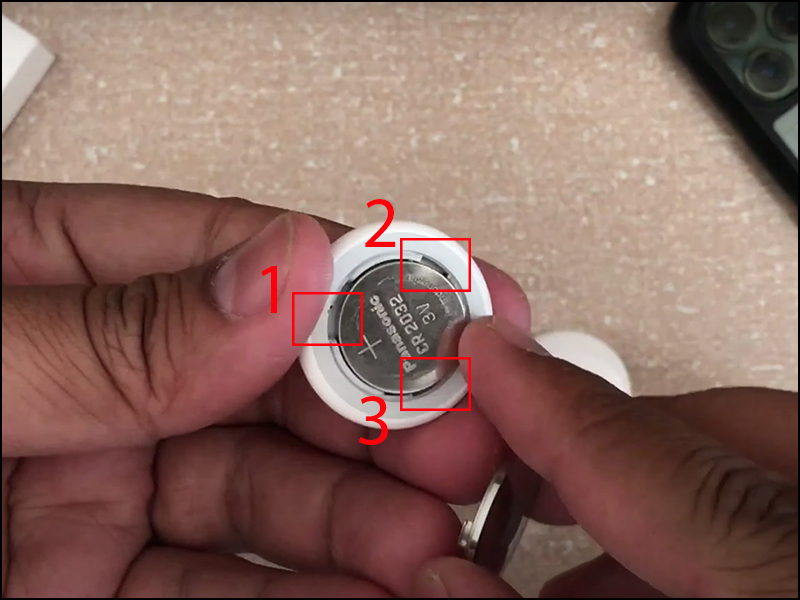 Lắp nắp khớp với 3 mối g&agrave;i của AirTag